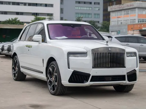 Chiêm ngưỡng  Rolls-Royce Cullinan Black Badge 2025 đầu tiên về Việt Nam