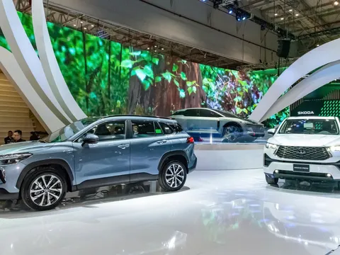 Hàng loạt xe Hybird đua nhau giảm giá mạnh cuối tháng 10