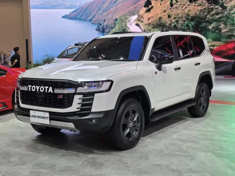 Cận cảnh Toyota Land Cruiser 300 GR Sport giá hơn 4,3 tỷ đồng