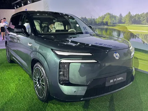 Đối thủ mới của Range Rover ra mắt: SUV 955 mã lực, giá rẻ khó tin