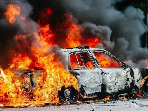 Đằng sau những vụ cháy xe điện: Mặt trái của cuộc đua tốc độ và sạc siêu nhanh