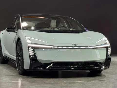 ‘Huỷ diệt’ Honda Civic, Toyota Corolla Altis gây sốt với động cơ mới ăn xăng chỉ ngang SH