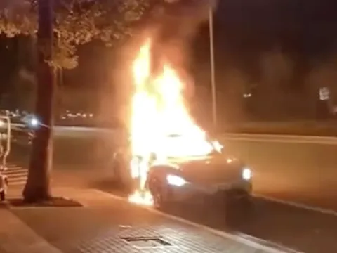 Sedan điện của ‘gã khổng lồ công nghệ’ bất ngờ bốc cháy ngay trước cửa hàng sửa chữa gây xôn xao