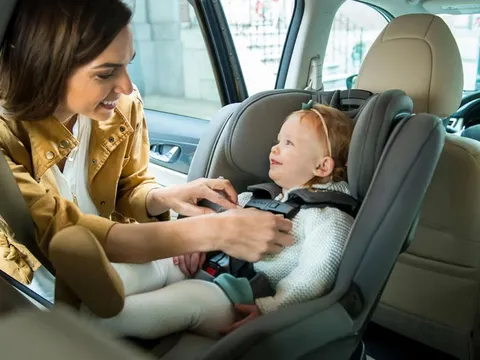 Từ 2026, ô tô chở trẻ em bắt buộc phải có ghế an toàn riêng, vi phạm có thể bị phạt đến 8 triệu đồng
