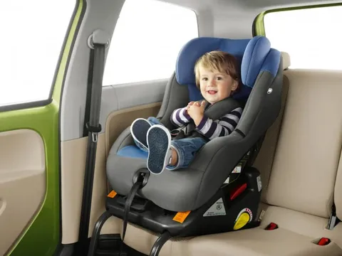 Từ 2026, trẻ em ngồi ôtô không ghế an toàn sẽ bị phạt: Cha mẹ cần làm ngay điều này