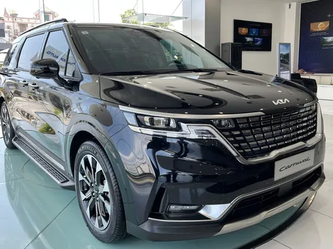 Đại lý mạnh tay xả kho Kia Carnival: Giảm gần 400 triệu, tiền chênh đủ nuôi xe 6 năm
