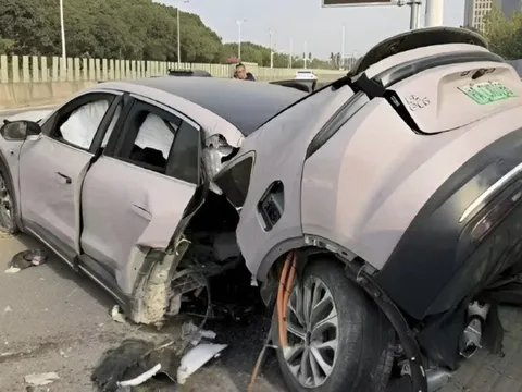 Xe điện gãy đôi sau cú đâm vào rào chắn bê tông: Tài xế sống sót khó tin