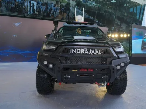 Bản Toyota Hilux đỉnh nhất từng xuất hiện: Công nghệ AI bắn hạ drone, cơ động như xe đặc nhiệm