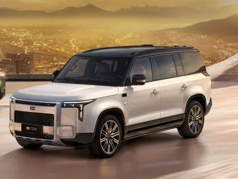 ‘Đe nẹt’ Land Rover Defender: SUV địa hình hơn 5 mét, nội thất sang chảnh, 469 mã lực trình làng