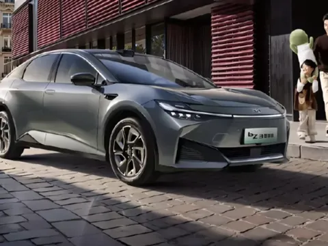 Sedan điện mới của Toyota ra mắt: Giá chỉ 412 triệu đồng, pin hơn 600 km, công nghệ dày đặc