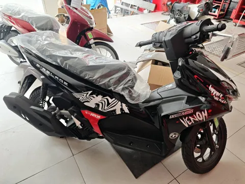 Tin xe hot 15/4: Giá xăng dầu hôm nay vừa giảm, Honda Air Blade phiên bản mới đã cập bến đại lý Việt