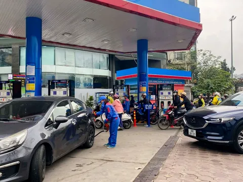 Tin giá xăng dầu trưa 16/4: Thay đổi lớn, có loại giảm hơn 2.000 đồng, Toyota Vios hạ giá lăn bánh