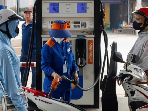 Tin nóng giá xăng dầu trưa 22/4: Dầu diesel giảm giá cực mạnh, xăng RON 92 và RON 95 ‘bán như biếu’