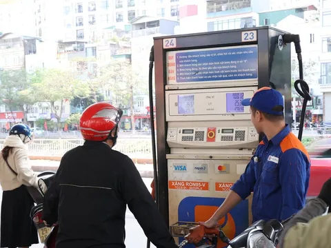 Tin ‘nóng’ giá xăng dầu Petrolimex hôm nay 27/4: xăng RON 92 và RON 95 ‘thủng đáy’, giá ‘đầy bình’ xe ga 150cc và 160cc