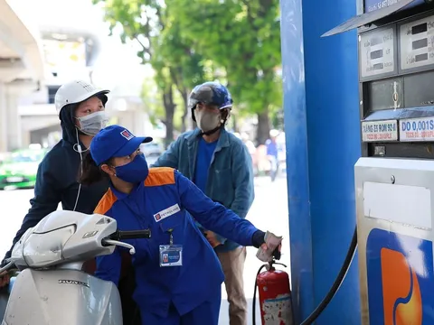 Tin giá xăng dầu trưa 29/4: Dầu diesel, xăng RON 92 và RON 95 đều ‘rẻ như bèo’, giá lăn bánh VinFast VF 5 ‘chạm đáy’