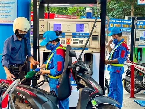 Tin ‘nóng’ giá xăng dầu tối 30/4: Xăng RON 92 và RON 95 duy trì mức rẻ, xe máy không cần xăng mới ra mắt với giá ‘mềm’