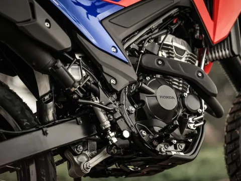 Honda chính thức ra mắt ‘huyền thoại côn tay’ mới giá ‘mềm’: Khác biệt Winner R và Yamaha Exciter, có phanh ABS 2 kênh