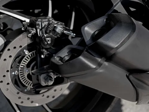 ‘Vua côn tay’ mới chính thức ra mắt: Phân khối lớn hơn hẳn Yamaha Exciter và Honda Winner R, giá rẻ so với trang bị