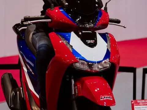 Honda SH phiên bản mới đẹp long lanh đã cập bến đại lý Việt: Có màn hình TFT, ABS 2 kênh và HSTC, giá rẻ