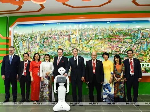 Robot Pepper do sinh viên Đại học Bách khoa Hà Nội lập trình chào đón Ngoại trưởng Hoa Kỳ Antony Blinken