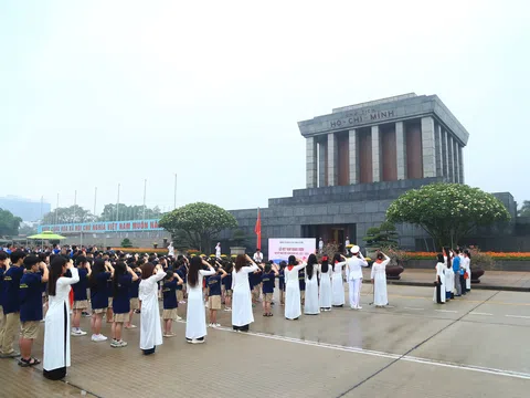 Hà Nội: Trường Tiểu học và THCS Xanh Tuệ Đức tổ chức Lễ báo công dâng Bác và Kết nạp Đoàn - Đội