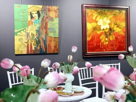 Bộ sưu tập 18 bức tranh sen gây ấn tượng ở Pháp được trưng bày tại Việt Nam