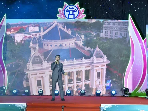Ca sĩ Văn Giáp biểu diễn ca khúc Hà Nội Ngày Trở Về tại Lễ ra mắt Viện Kinh tế, Văn hóa và Nghệ thuật