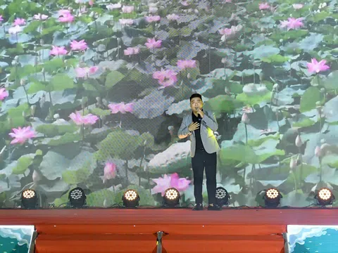 Ca sĩ Minh Thế gây ấn tượng bằng nhạc phẩm “Khúc Hát Sông Quê” tại lễ ra mắt Viện Kinh tế - Văn hóa và Nghệ thuật