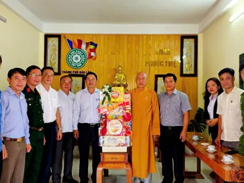 Lâm Đồng: Lãnh đạo thành phố Bảo Lộc thăm và tặng quà các cơ sở Phật giáo nhân dịp Lễ Phật đản năm 2025 - Phật lịch 2569