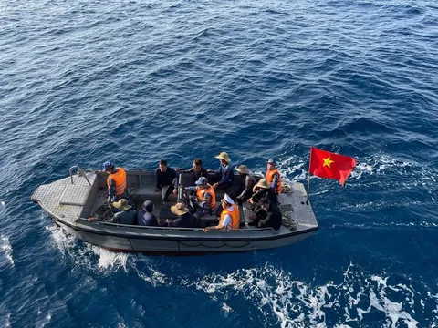 Ngư dân Lý Sơn bầu cử sớm trên biển