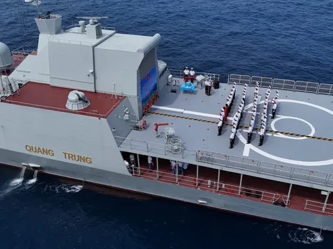 Tàu 016 - Quang Trung vượt xích đạo trên hải trình đến Úc