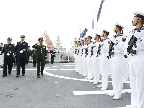 Bộ trưởng Bộ Quốc phòng Việt Nam và Trung Quốc dự Lễ khởi hành tuần tra liên hợp hải quân