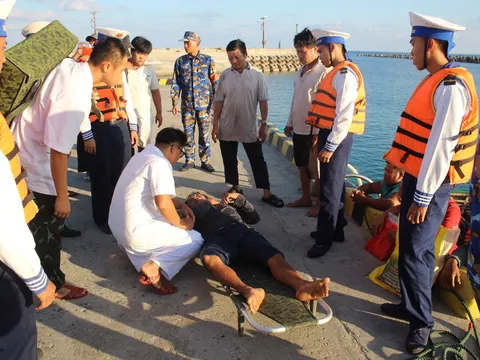 Ngư dân Quảng Ngãi được bệnh xá đảo Song Tử Tây, Đặc khu Trường Sa cấp cứu kịp thời