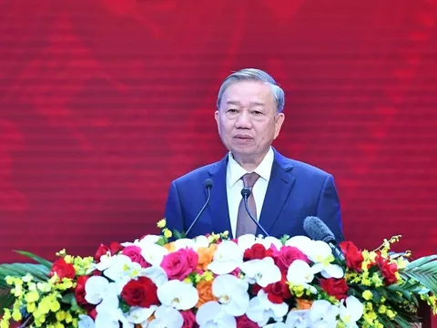 Ánh sáng Hồ Chí Minh soi đường cho chúng ta đi