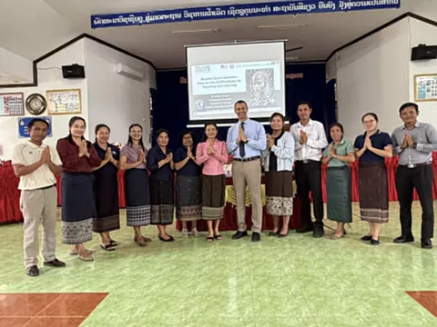 Dấu ấn Tân Lê và Dieter Bruhn: ‘Làn gió mới’ trong công tác giảng dạy tiếng Anh tại Lào