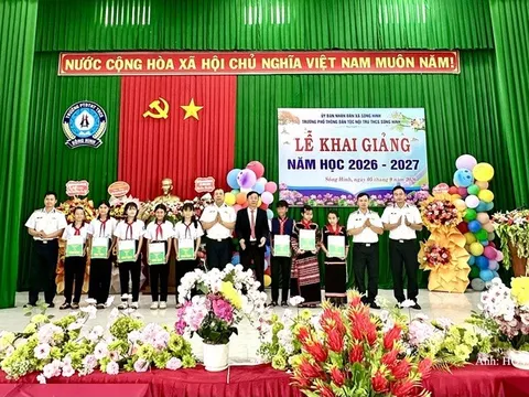 Sắc trắng Hải quân ấm áp ngày khai trường vùng cao