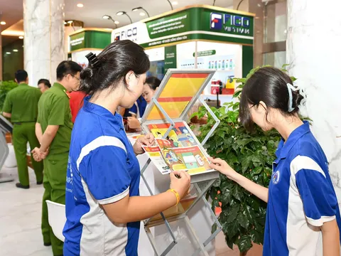 Học sinh Trường THPT Lê Văn Thiêm trải nghiệm kỹ năng phòng cháy, chữa cháy và cứu nạn, cứu hộ