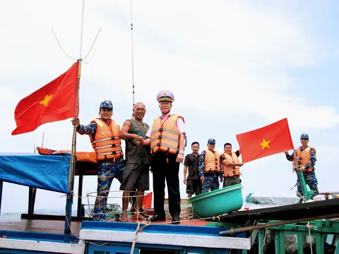 Vùng 1 Hải quân: Đồng hành cùng ngư dân vươn khơi bám biển, chống khai thác IUU