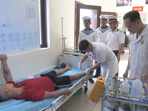 Đảo Trường Sa cấp cứu ngư dân bị viêm da nhiễm khuẩn lan rộng
