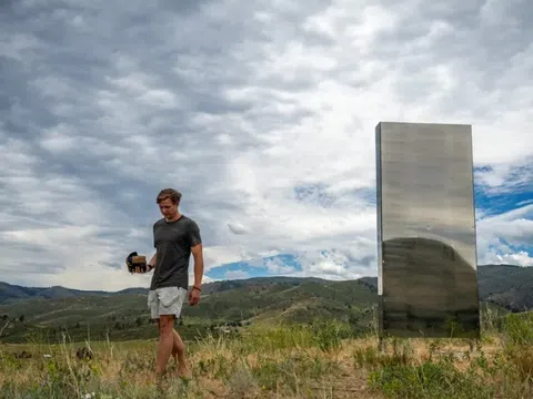 Khối trụ bí ẩn bất ngờ xuất hiện ở Colorado