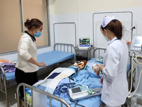 Bé gái 2 tuổi bị bạo hành được xuất viện