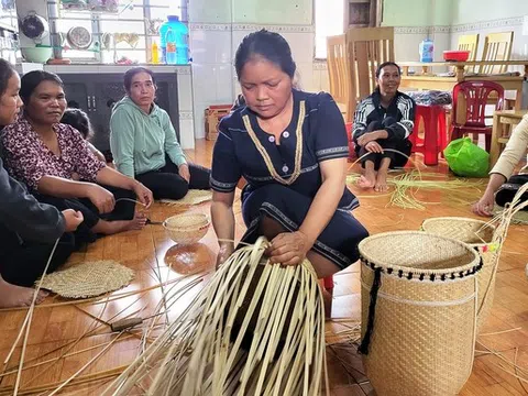 Giữ gìn, bảo tồn nghề đan lát truyền thống của người thôn Duệ