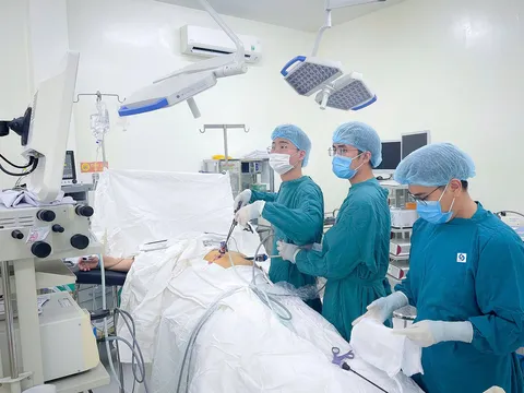 Phẫu thuật nội soi một lần xử lý triệt để ‘sỏi chồng sỏi’ ở bệnh nhân 72 tuổi