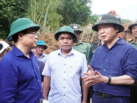 Lãnh đạo Chính phủ kiểm tra, chỉ đạo khắc phục sạt lở đất cùng những hậu quả sau mưa lũ tại Quảng Ngãi