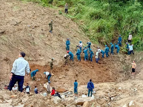 Quảng Ngãi: Mở đường vận chuyển lương thực, nhu yếu phẩm hỗ trợ, ổn định đời sống cho bà con 5 thôn bị chia cắt tại xã Ngọc Linh