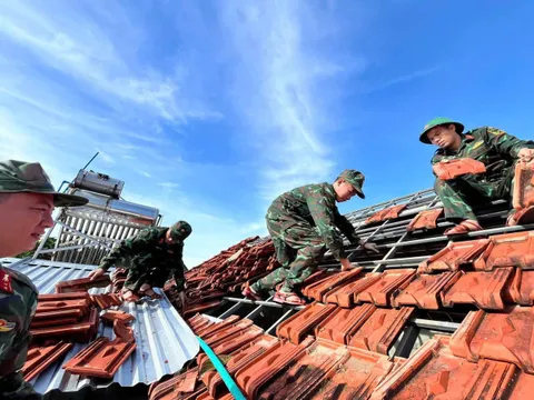 Quảng Ngãi: Các xã, phường ven biển huy động các lực lượng giúp nhân dân khắc phục thiệt hại, sớm ổn định cuộc sống sau cơn bão 13