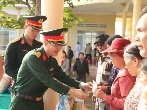 Binh đoàn 15:  Thăm, tặng quà và khám bệnh, cấp thuốc miễn phí cho người dân ở vùng lũ