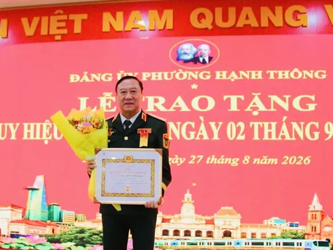 Trung tướng, PGS.TS Nguyễn Đức Hải, nguyên Viện trưởng Viện Chiến lược Quốc phòng vinh dự đón nhận Huy hiệu 50 tuổi Đảng