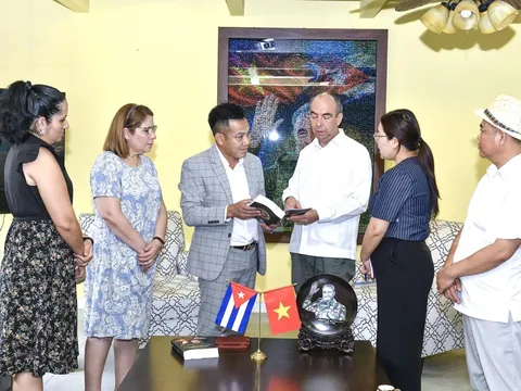 Nhà báo Vương Xuân Nguyên với tên gọi Cuba thân thiết LEO