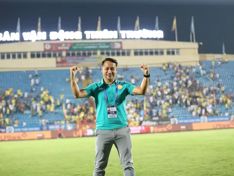 HLV Nam Định thốt lên khi chạm 1 tay vào cúp vô địch V-League